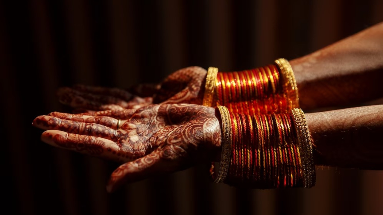 ఆడవారు ఎప్పుడూ 16 రకాల అలంకరణలతో ఉండాలి.. అవేంటో తెలుసా?